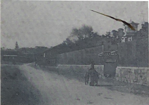 大隈重信邸（奥には九段坂上の常燈明台がみえる）（提供：平凡社）