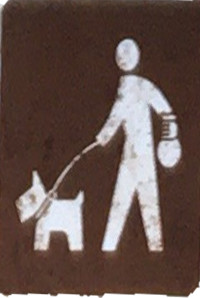 ペットのリードは外さずにフンは持ち帰りましょう。